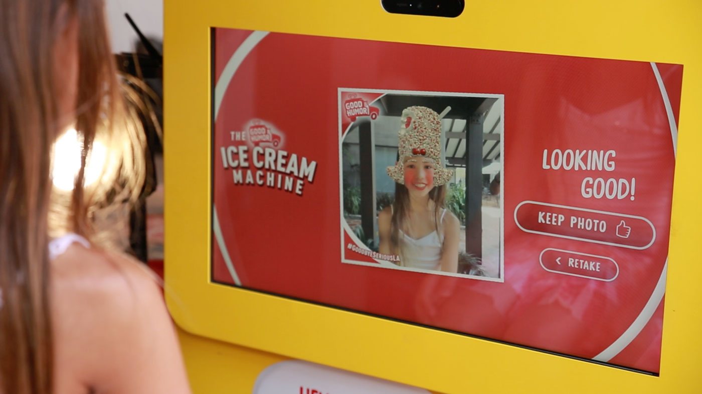 Looking Good screen letting a guest keep or retake their photo